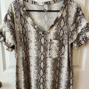 Chic Snakeskin V-Neck Short Sleeve Top